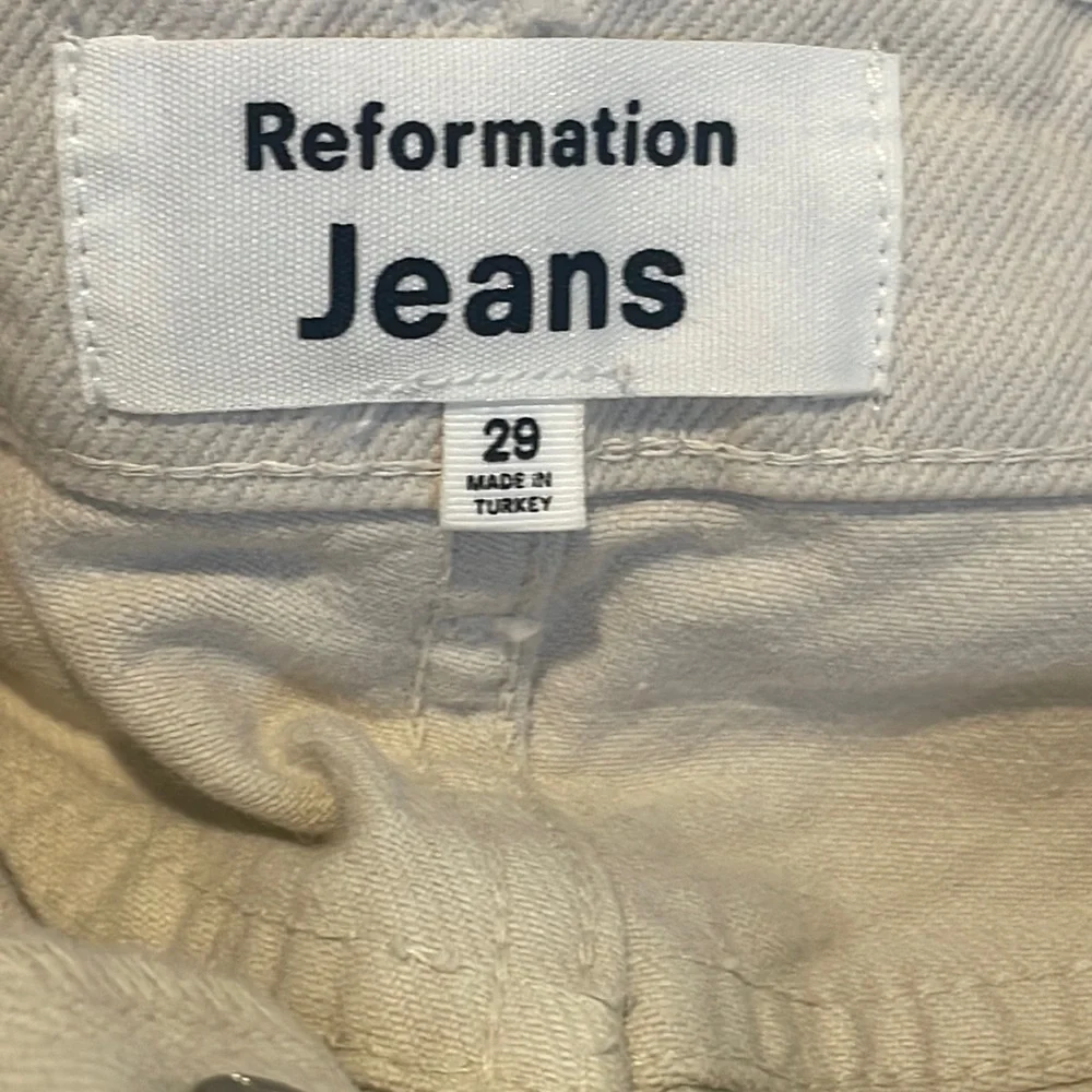 NWOT REFORMATION AMY BUTTON FLY HIGH RISE JEAN DENIM SHORTS BONE WASH Size 29 - Picture 5 of 15